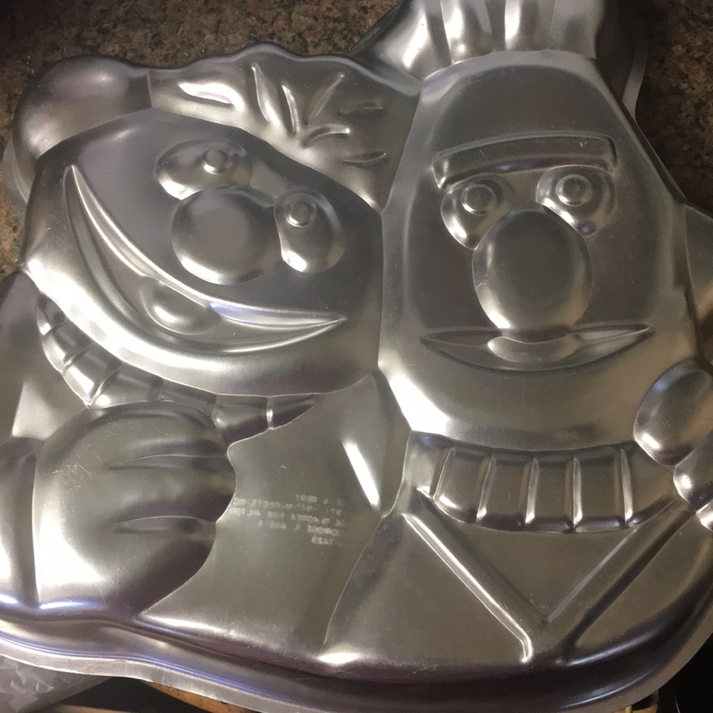 1971 Ernie and Bert cake pan